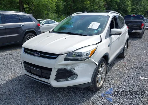 2013 Ford Escape Titanium z USA, uszkodzony, nr VIN 1FMCU9J9XDUA10838